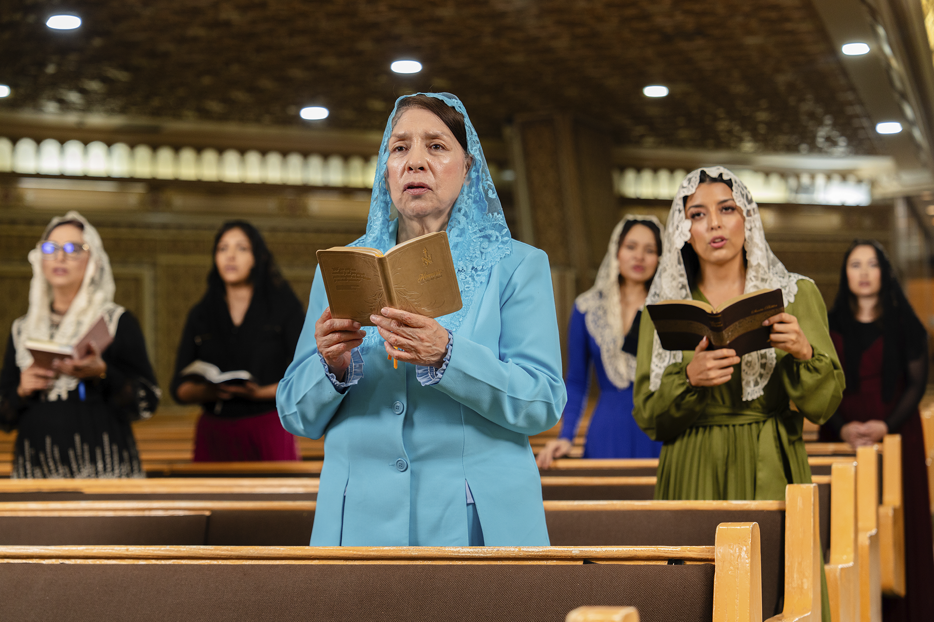 principios-religiosos-La-luz-del-mundo-hermanas-en-templo